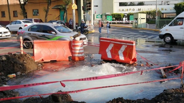 Fuga de agua inunda zona de obras en avenida Vasco de Quiroga