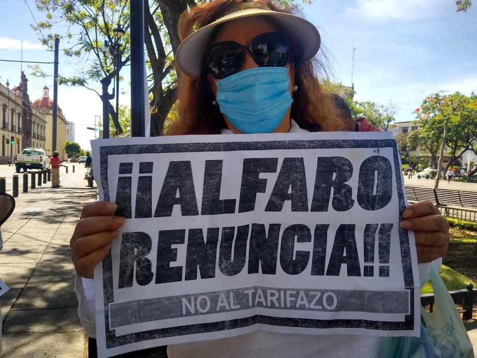 Jaliscienses externan su inconformidad a las afueras del Congreso del Estado (María Ramírez)
