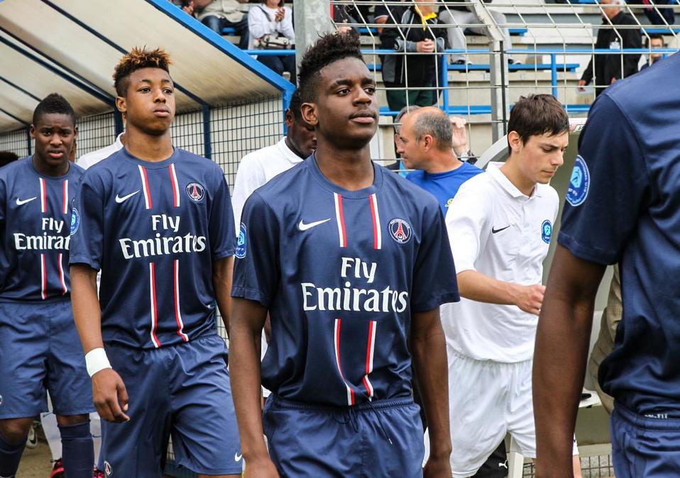 Jordan Diakiese en sus inicios con el PSG (Twitter)