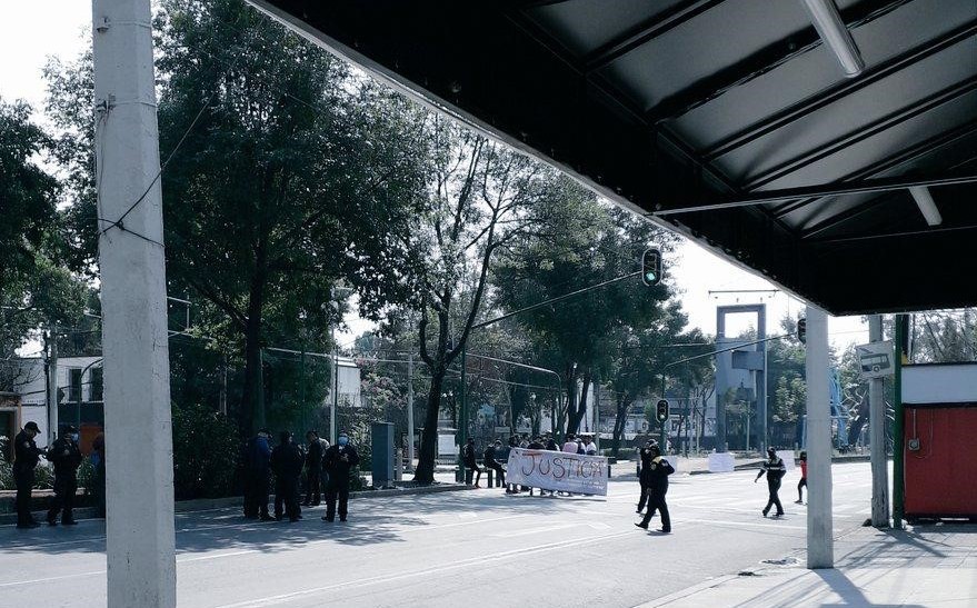 En avenida Miguel Ángel de Quevedo, manifestantes cierran circulación
