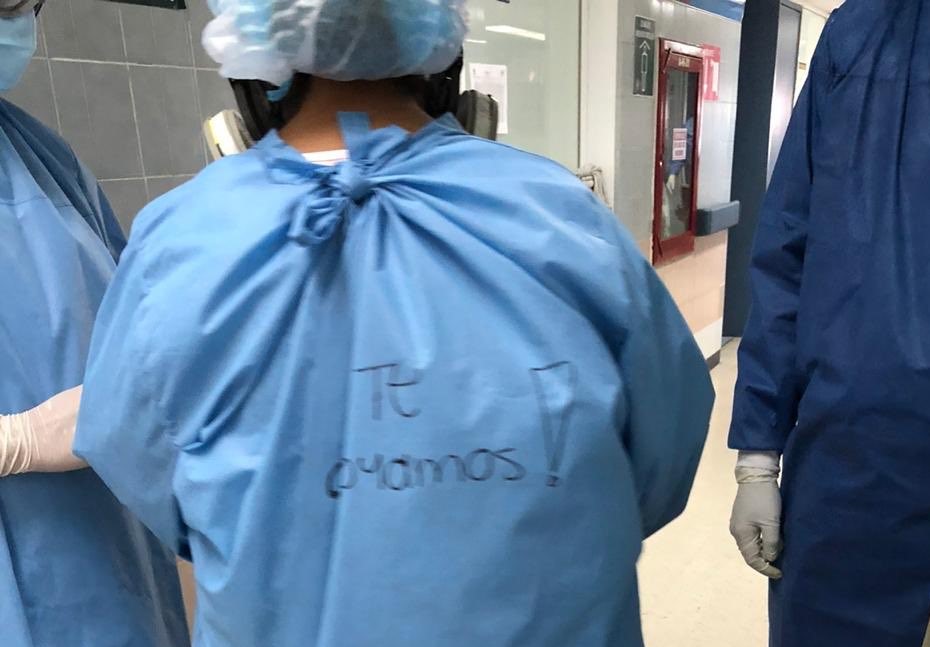 Médicos del ISSSTE escriben mensajes en sus batas a pacientes. | Twitter @ISSSTE_mx
