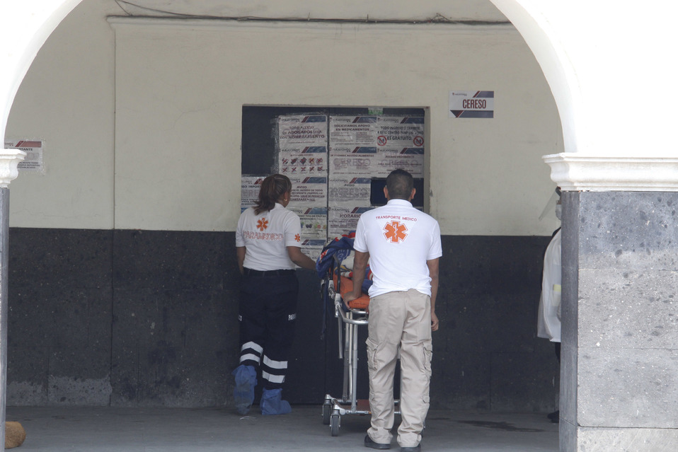 Paramédicos del Servicio Médico del Ayuntamiento de Huejotzingo, trasladan en ambulancia a un reo del Penal de Huejotzingo. (Agencia Enfoque)