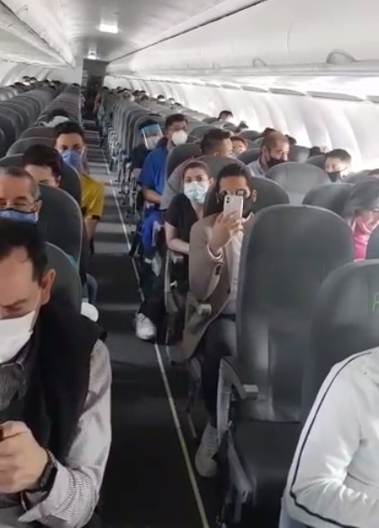 El piloto agradeció a los médicos antes de despegar. (Captura de pantalla)