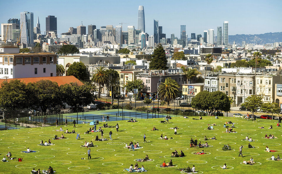 San Francisco fue de las primera urbes en imponer restricción social contra el coronavirus. (AP)