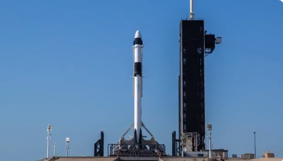 Space X anunció que el cohete ya se encuentra en posición vertical, listo para el despegue.
