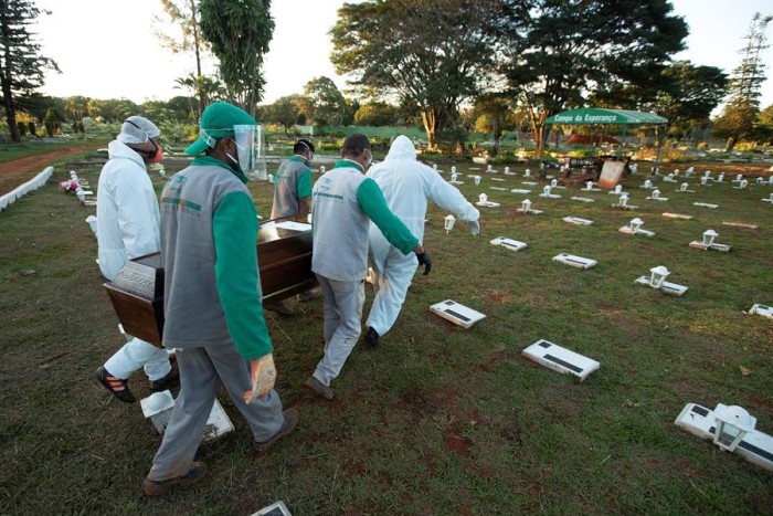 Trabajadores del cementerio Campo de Esperanza entierran a una víctima de covid-19, en Brasilia, Brasil. |EFE