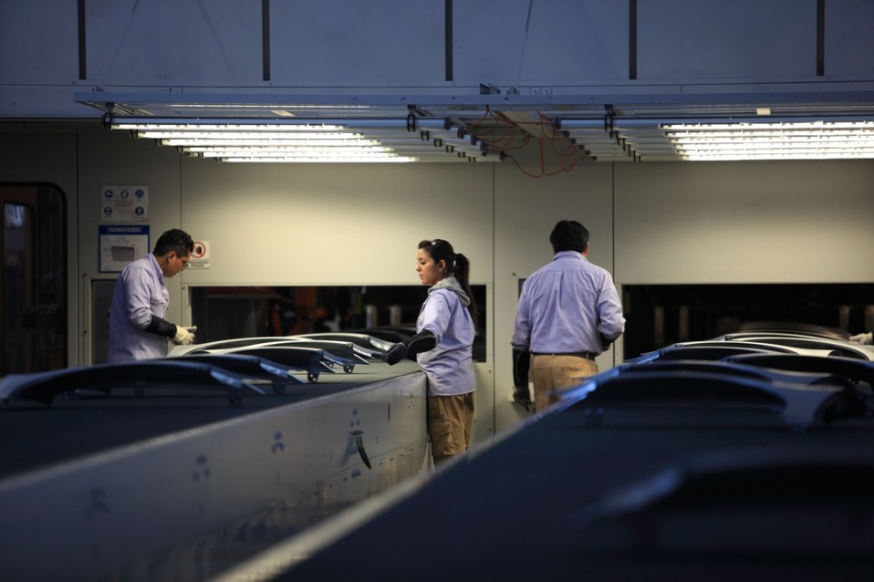 Trabajadores de la industria automotriz. (Andrés Lobato)