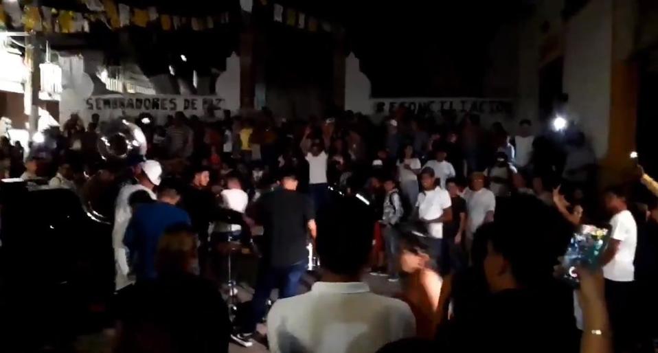 Vecinos de la colonia Los Castillos, en la ciudad de León, celebraron una fiesta patronal, en medio de la contingencia por el coronavirus. Foto: Captu