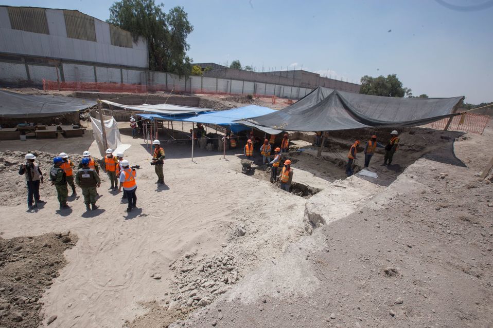 Campamento de arqueólogos en la base aérea de Santa Lucía. (Jesús Quintanar)