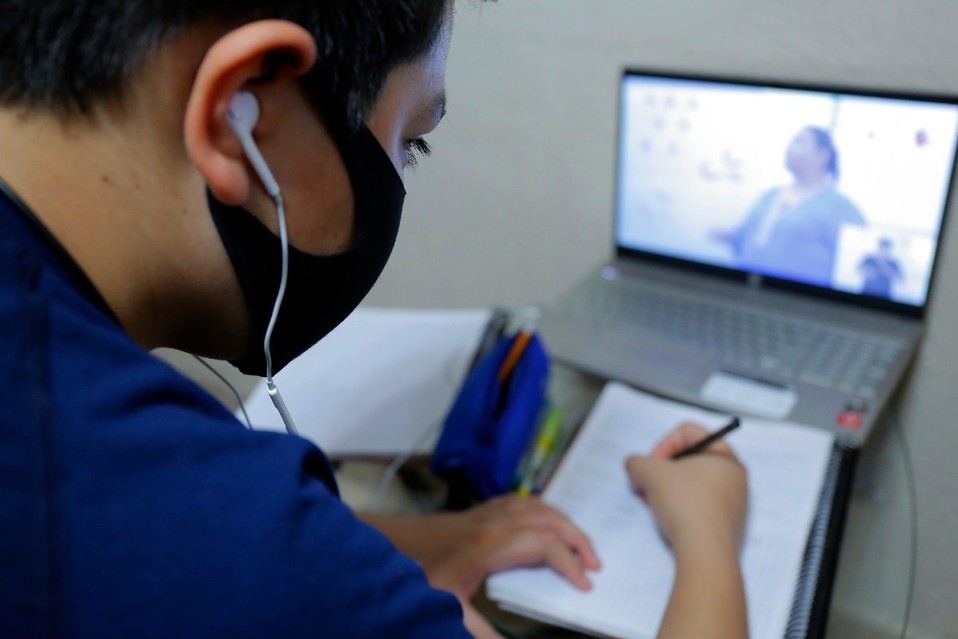 En algunos casos su situación se agrava por las carencias económicas en sus familias y la dificultad para acceder a servicios como el internet. (Mauri