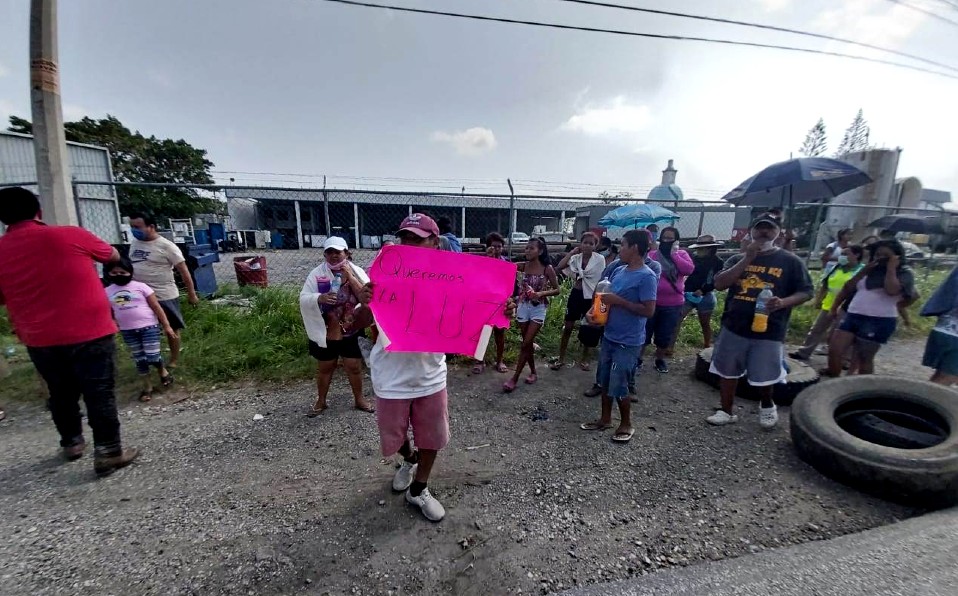 CFE. Bloquean carretera Tampico- Mante por falta de energía eléctrica |  Jaime Maya
