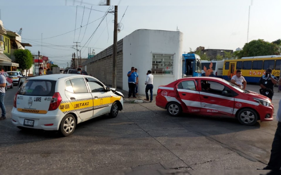 Choque entre transporte público deja 4 heridos en el Cascajal.