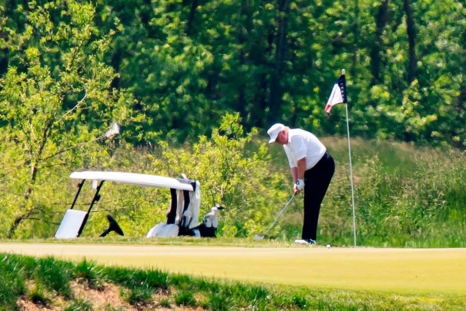 Donald Trump jugó golf en su club en Sterling, Virginia. (EFE)