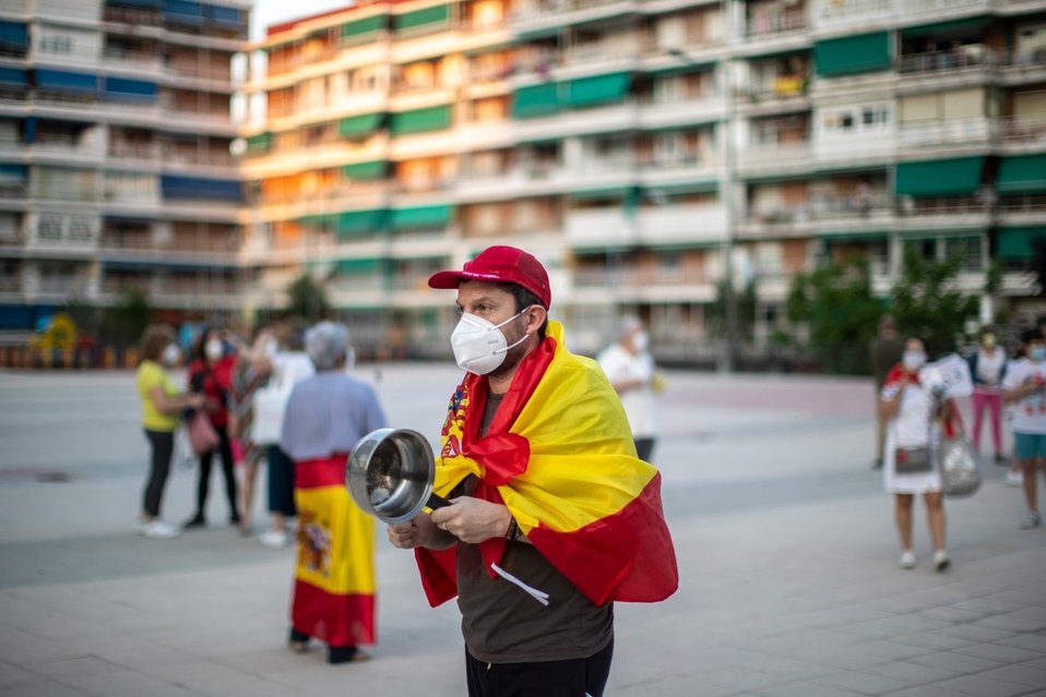 En España es obligatorio el uso de cubrebocas en espacios públicos. (AP)