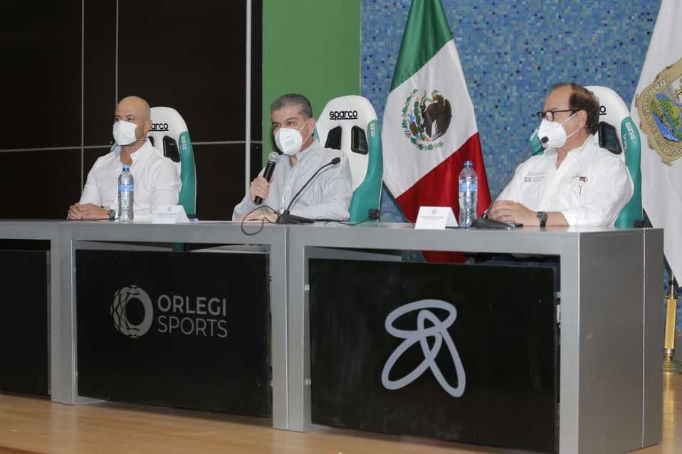 El gobernador Miguel Riquelme Solís se reunió este sábado con la directiva de Santos Laguna y personal de salud. (Mauricio Román)