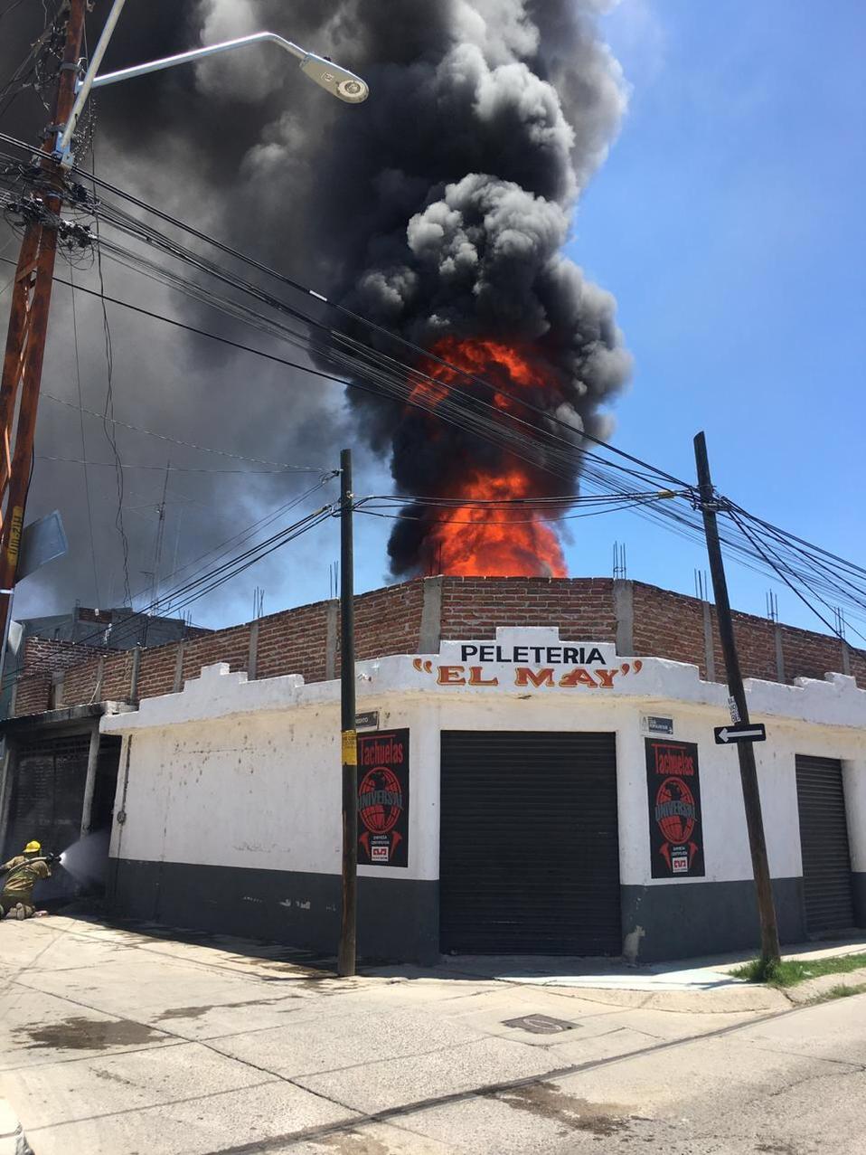 Incendio en la colonia Los Murales, en León, consume peletería.