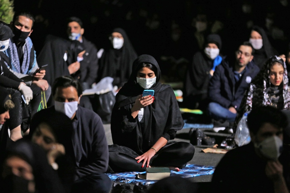 Iraníes, algunos con máscaras faciales, durante uno de los rezos por el Ramadán en una mezquita en Teherán. (AFP)