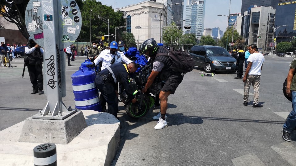 Una moto chocó con una camioneta que se pasó el alto en Reforma. | Jorge Becerril