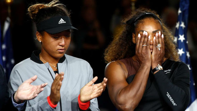 Naomi Osaka y Serena Williams en el US Open de 2018 (AFP)