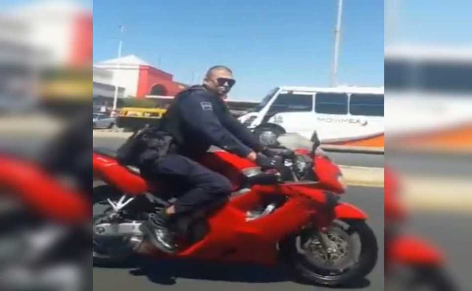 El policía no usaba casco ni cubrebocas. (Notivox Digital)