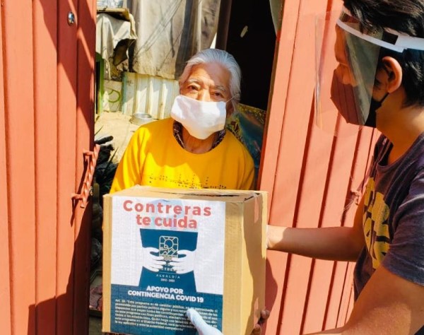 La alcaldía entrega paquetes alimentarios a familias vulnerables ante la emergencia sanitaria.