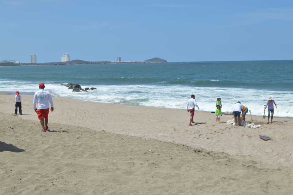 Autoridades trabajan para despejar las playas de Mazatlán.