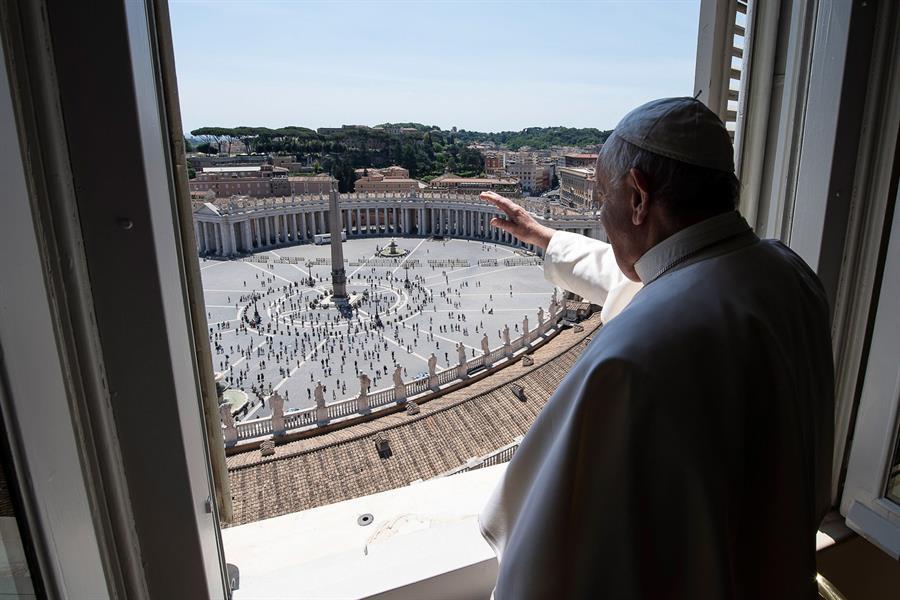 Francisco se asomó por la ventana y saludo a la gente que estaba en la plaza. (EFE)