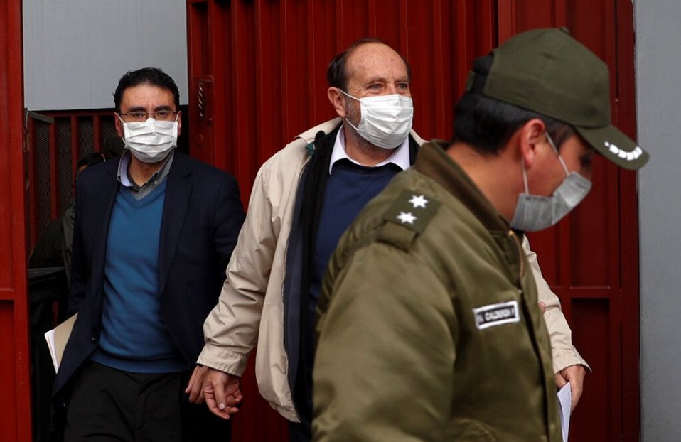El ex ministro de Salud de Bolivia, Marcelo Navajas, centro, y su ex asesor Giovanni Pacheco, acusados de presuntas irregularidades. (AP)