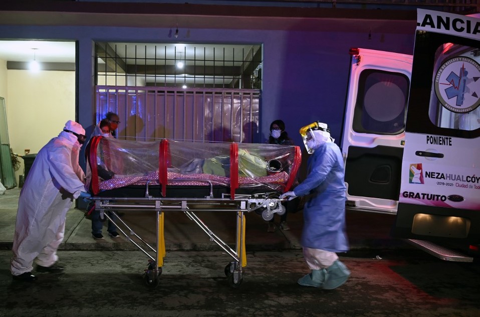 Los paramédicos atienden a un paciente con covid-19 en el municipio de Nezahualcóyotl, Estado de México. (AFP)
