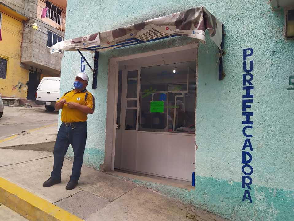 Silvestre Blanco ha perdido a clientes de su purificadora tras el cierre de cocinas económicas. | Cortesía