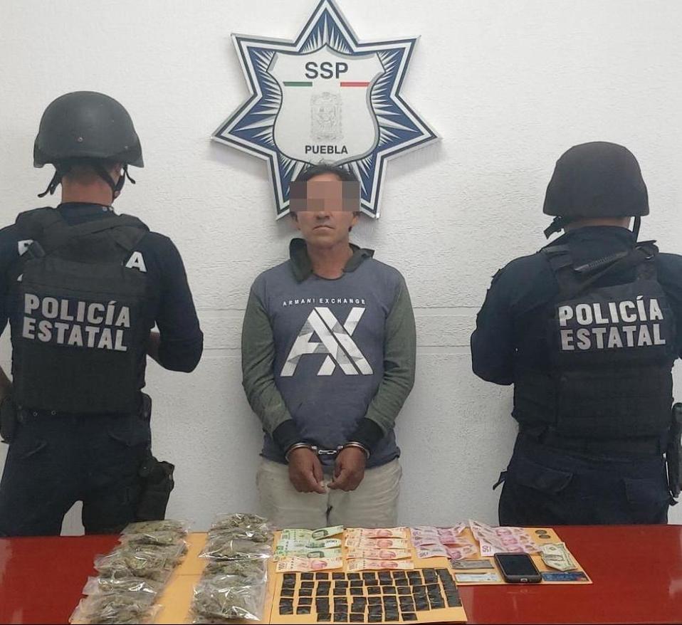 "El Charly", presunto narcomenudista, fue detenido por agentes de la SSP en el barrio de “Los Remedios”. (Especial)