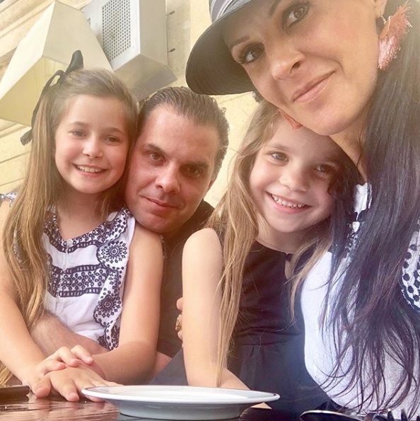 Christian Martinoli junto a su esposa Claire Chevalier y sus hijas (Instagram @claire_n_chevalier)