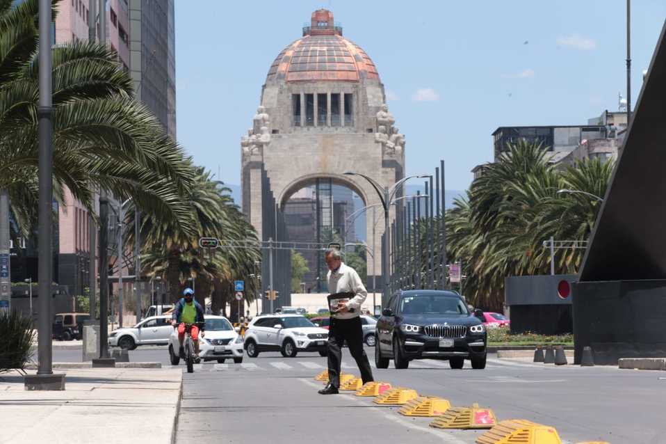 Circulación de vehículos en el Monumento a la Revolución. (Jesús Quintanar)