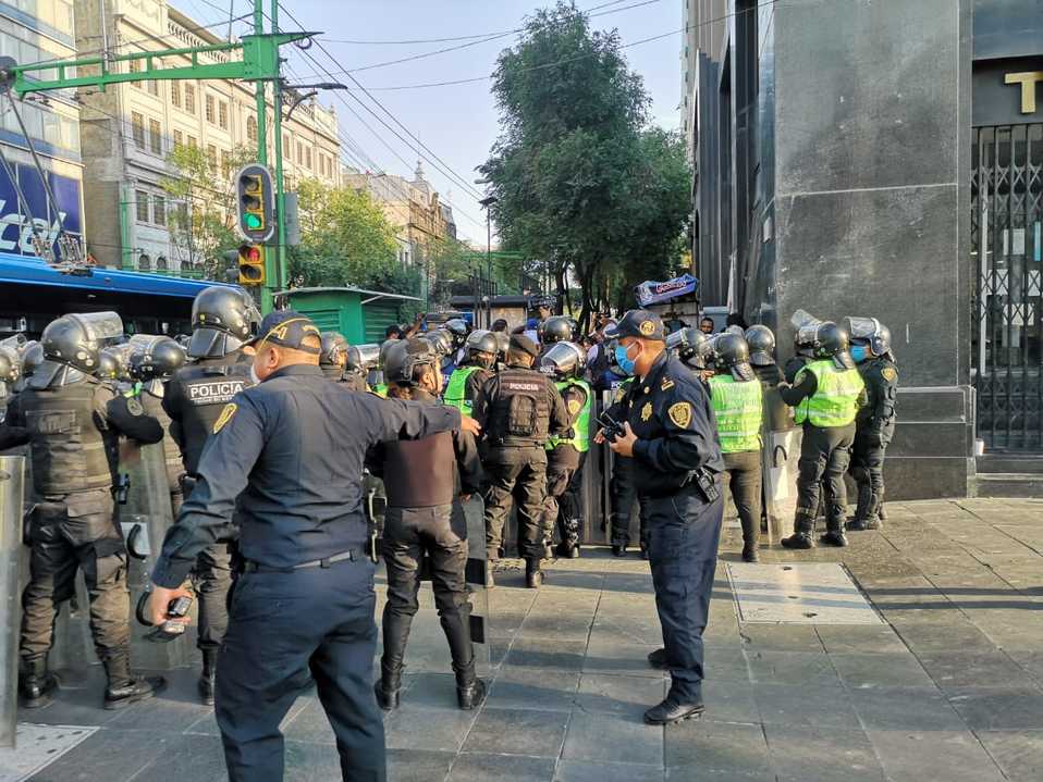 Elementos de la SSC replegaron a los comerciantes que tenían un bloqueo en Eje Central. (Jorge Becerril)