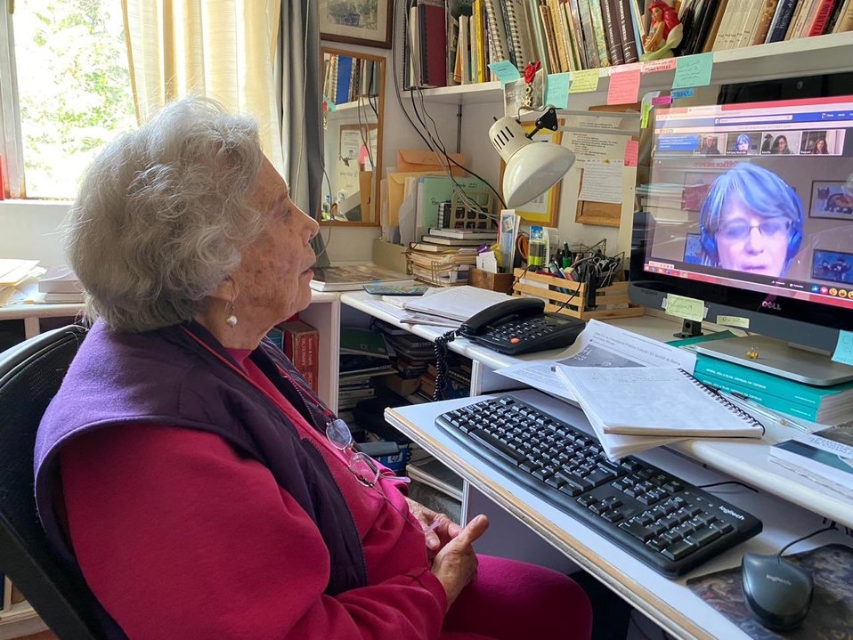 La escritora Elena Poniatowska ve una de las mesas del Simposio de Periodismo Cultural.