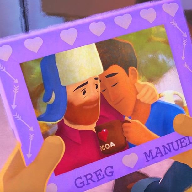Greg se mudará pronto a la ciudad junto a su novio Manuel, sin embargo, aún no le cuenta sus planes a sus padres (Instagram @disneyplus)