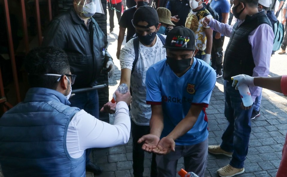 Locatarios en su llegado al mercado de Jamaica. (Cuartoscuro)