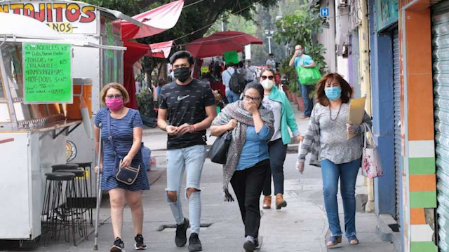 Mexicanos regresan a las calles en el momento más peligroso