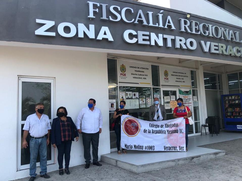 La protesta tuvo lugar en la delegación regional de la FGE. (Foto: Isabel Zamudio)