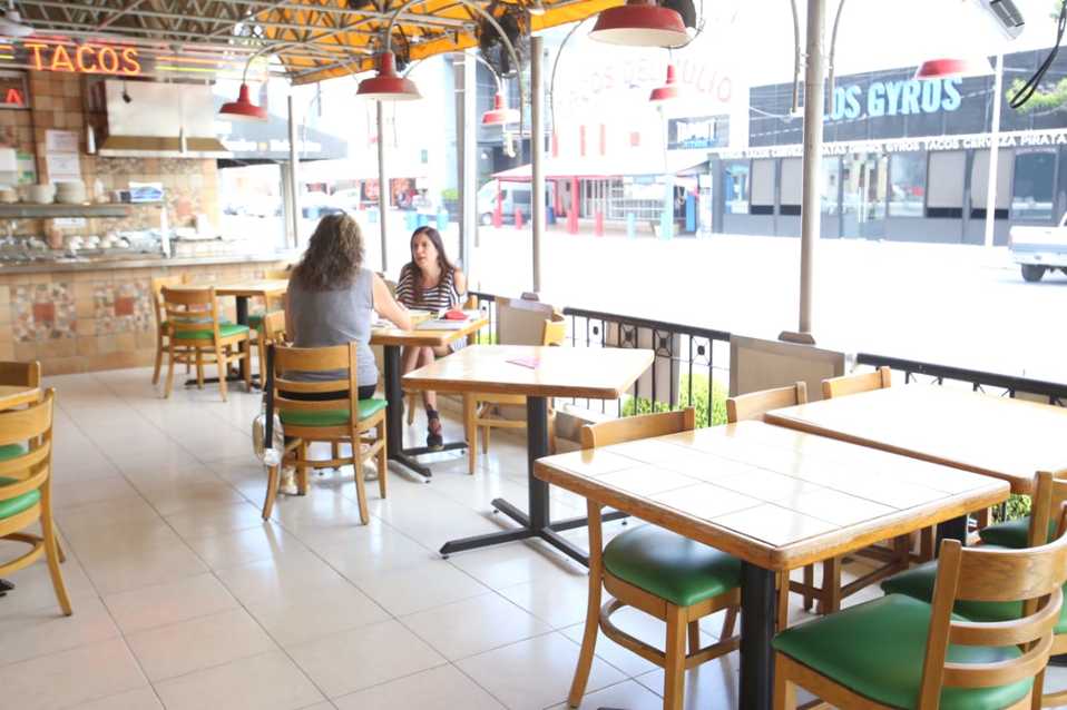 Los restaurantes solo podrán operar al 50 por ciento de su capacidad. Foto: Raúl Palacios.