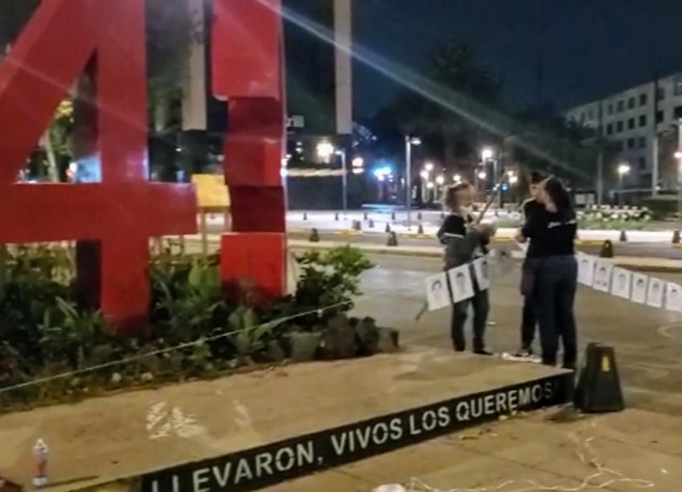 Activistas protestaron en el antimonumento a los 43, en Paseo de la Reforma. | César Velázquez