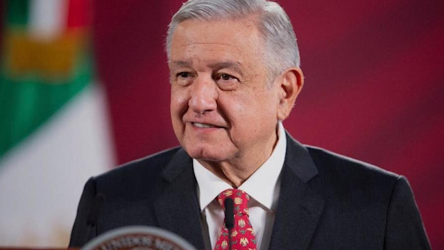 AMLO anuncia becas para formar 30 mil médicos especialistas en el extranjero