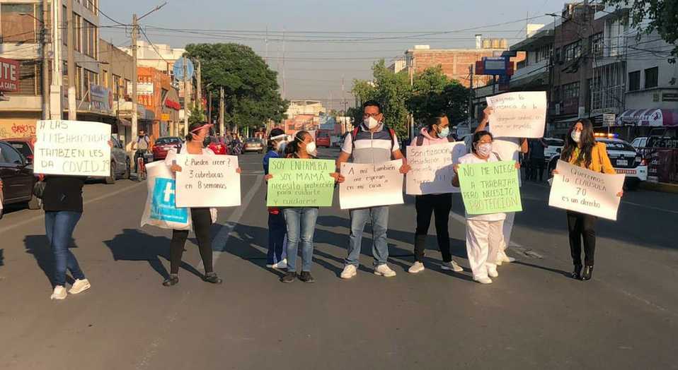 Aproximadamente 20 trabajadores se manifestaron afuera del hospital. (Especial)