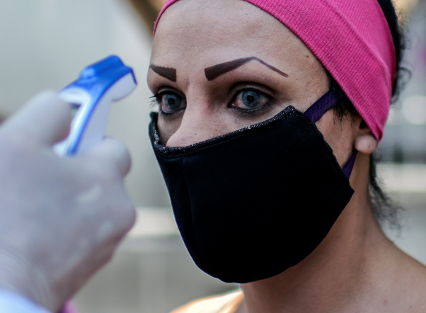 ¿Contagios del coronavirus se producen al aire libre?  (AFP)