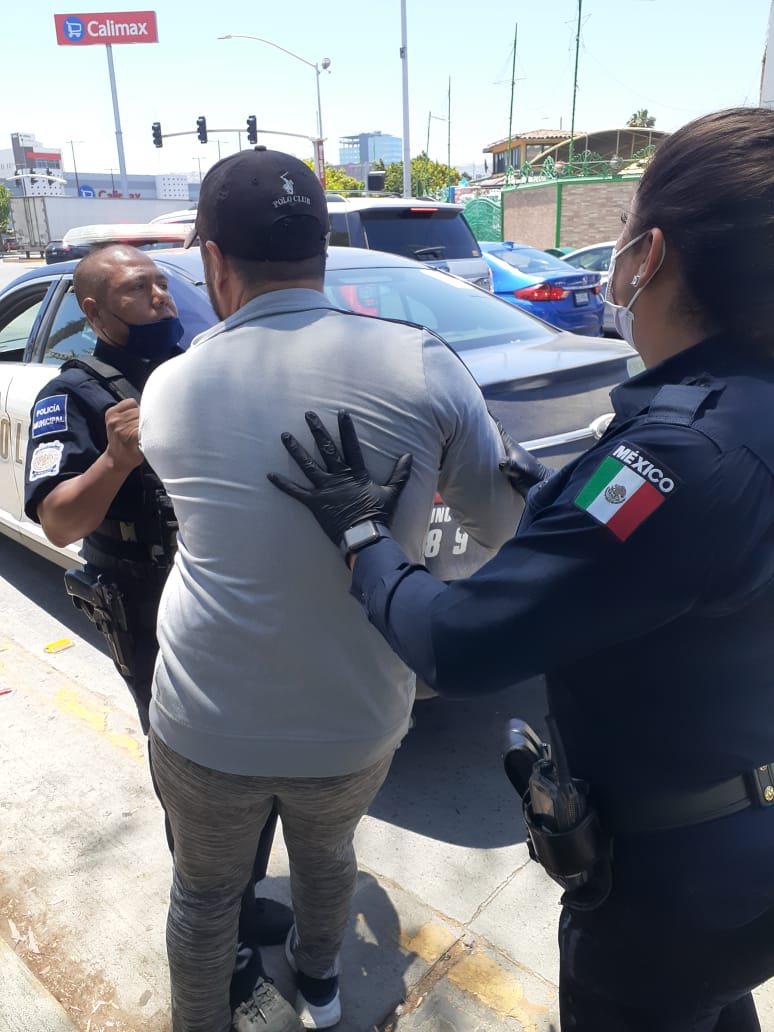 El hombre fue acusado de ser agresivo con los policías.