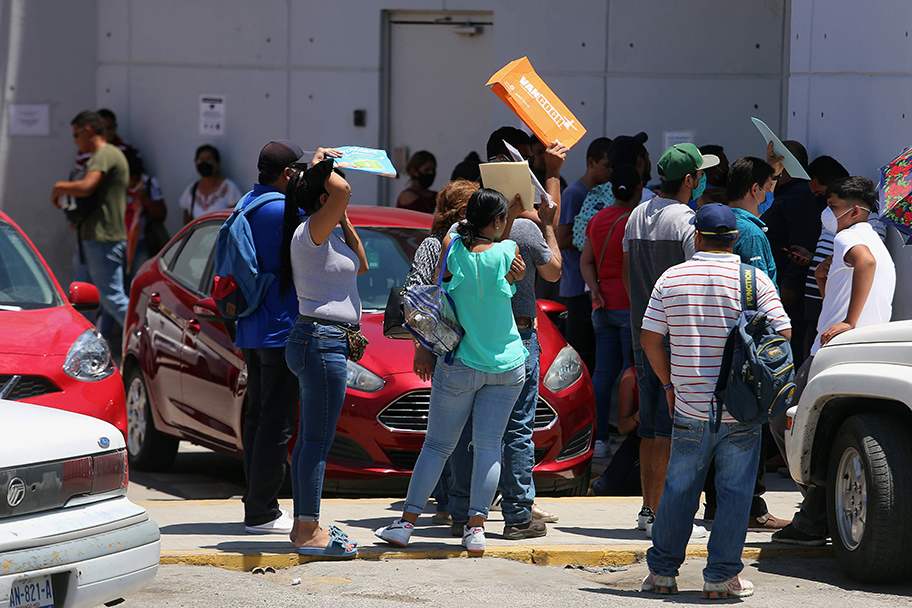 Filas de bancos en La Laguna. (Rolando Riestra)