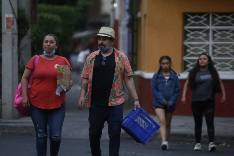 Algunos habitantes de la Ciudad de México usan cubrebocas ante el coronavirus. (Araceli López)