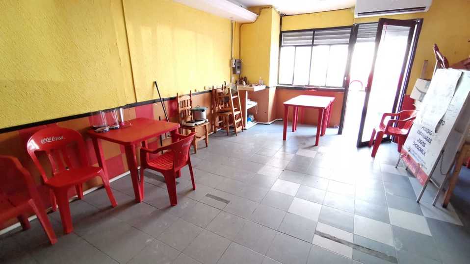 LA mujer denunció que se metieron a su local a robar alimentos.