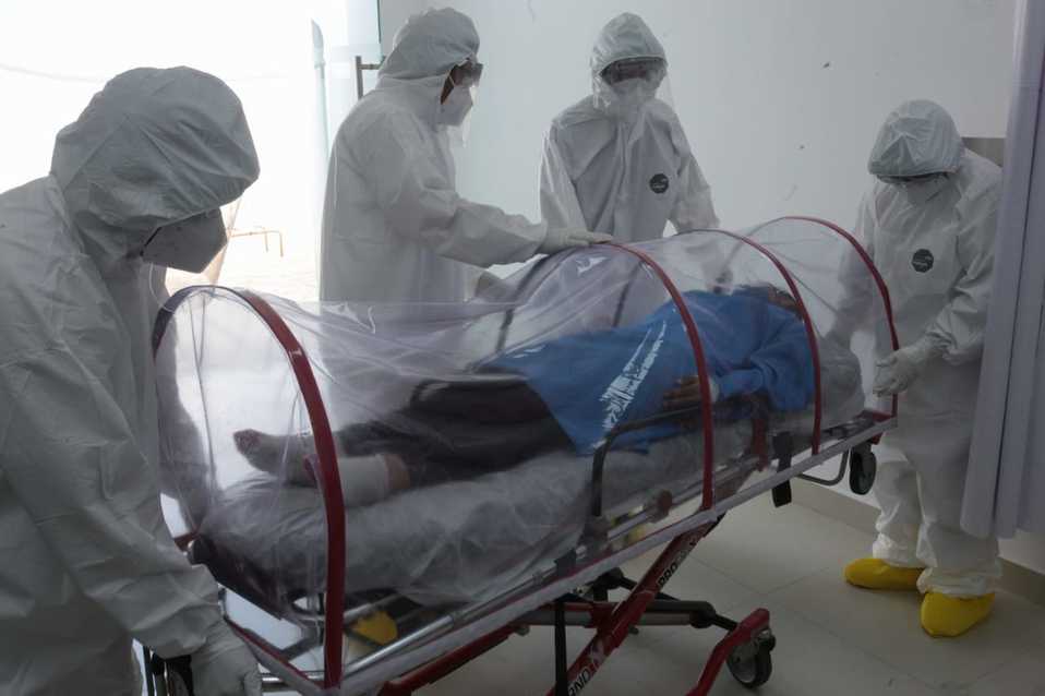 Personal especializado realiza pruebas en el Hospital INSABI-COVID No.28. (Jesús Quintanar)
