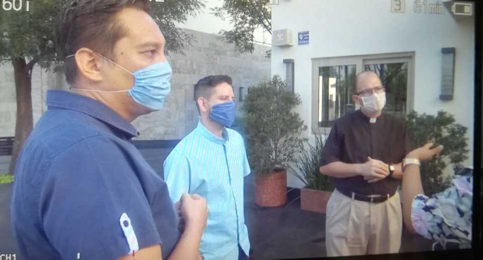 Los sacerdotes acompañan a enfermos de coronavirus y sus familias. (Josefina Ruíz)
